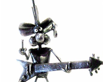Guitarrista punk ratón soldado con autógena acero escultura