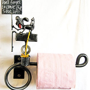 Hunde-Toilettenpapier-Halter mit Hund pinkelt auf die tolet