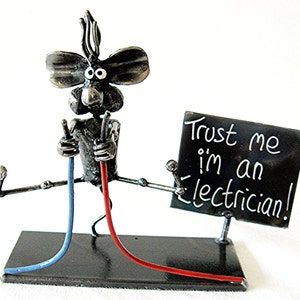 Escultura de metal de rato eletricista &quot;Confie em mim, sou eletricista&quot;