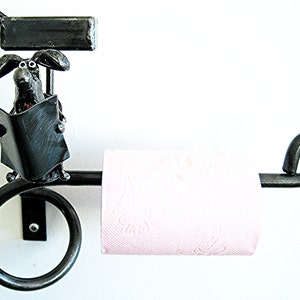 Porta rotolo di carta igienica per cani con cane seduto sul water