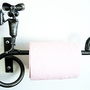 Toilettenpapierhalter mit Maus und Deo Spray Skulptur aus recyceltem Stahl