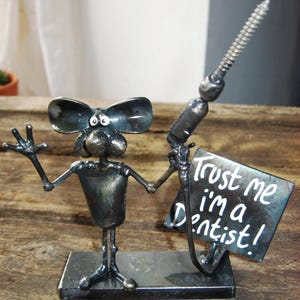 Sculpture de souris dentiste en acier soudé recyclé