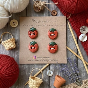 Tarjeta con botones de cerámica de fresas