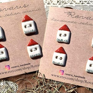 piccola carta con bottoni in ceramica della casa