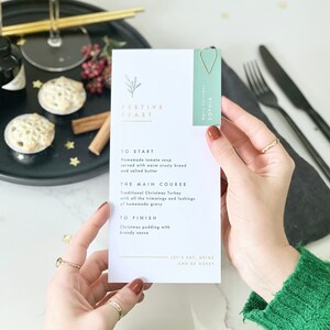 Menu świąteczne ze złotą folią i kartą miejsc | Menu świąteczne, Boże Narodzenie w domu, Boże Narodzenie ze złotą folią, Dekoracja stołu świątecznego, Menu świąteczne