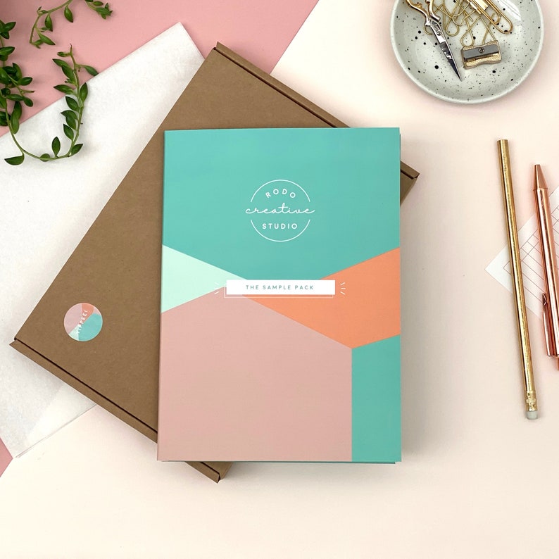 K&ouml;nnte beinhalten: Eine Brosch&uuml;re mit einem geometrischen Design in T&uuml;rkis, Rosa und Orange mit dem Text "RODO creative STUDIO" und "THE SAMPLE PACK".