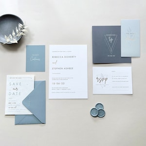 Invito a nozze blu polveroso con involucro di pergamena / inviti di nozze lamina d'oro, invito minimo, matrimonio blu polveroso, invito di pergamena, invito sigillo di cera