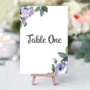 Wild Rozen Tafelnummers | paarse bloemen bruiloft, wilde rozen thema bruiloft, tafelnummers, tafelnamen, traditionele bloemen bruiloft