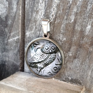 Eule Anhänger, antike Münzbild Schmuck, griechische Göttin, Kunst Studenten Geschenk, Edelstahl Vogel Halskette, Glas Cabochon