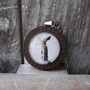 Collana statua Nike di Samotracia Grecia, storia antica, arte greca scultura, acciaio inossidabile e legno