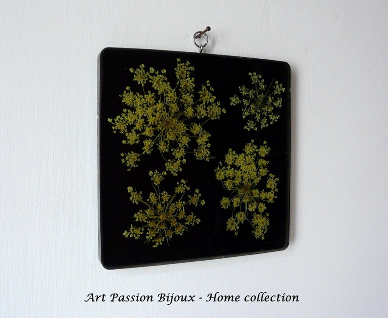 Resin home decor with dried white-yellowish flowers. You can put it on the wall or on an easel. Measures, 10 x 10 cm, about 3.94 x 3.94 inches. Thickness, 0,8 cm, about 0.31 inches. Weight, about 63 g