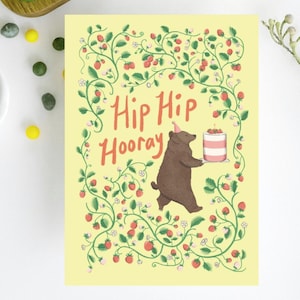 Carte d'anniversaire A6 florale de fraisier et d'ours brun | Carte de voeux vierge 4 x 6 Nature amusante | Joli cadeau fantaisiste pour les amoureux des animaux