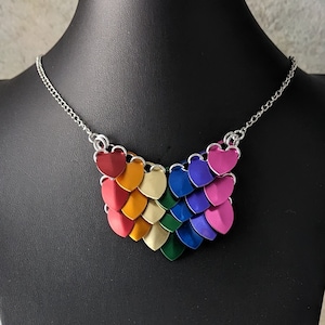 Collana con ciondolo in maglia metallica in alluminio arcobaleno Demi-Goddess