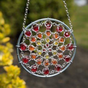 Chainmaille Suncatcher - Silver Maille, colori del fuoco (cristallo rosso/arancione/giallo)