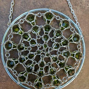 Chainmaille Suncatcher - Maille d&#39;argento, cristallo verde