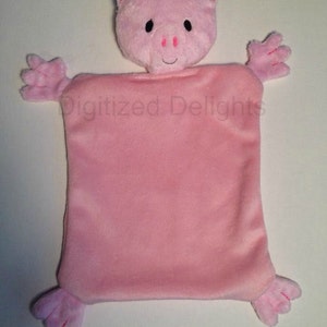 Puede incluir: Manta de seguridad de felpa rosa en forma de cerdo con ojos, nariz y boca bordados. La manta tiene dos pequeños brazos rosas y dos pequeños pies rosas.