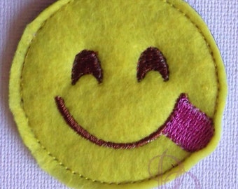 Smilie met tong toetsenbord gezicht borduurwerk ontwerp Feltie in de hoepel