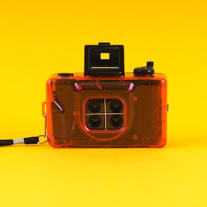35mm P&S Filmkamera mit 4 Objektiven. Action-Sampler! Toll für Lomographie. In NEUWERTIG! Pinke Point and Shoot Kamera mit vier Objektiven.