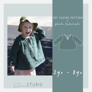 Può includere: Modello di cucito PDF per una camicia verde a maniche lunghe con un nodo sul collo. Il modello include tutorial fotografici ed è per le taglie dai 2 agli 8 anni. Il testo "PDF SEWING PATTERN + photo tutorials" e "2yo - 8yo" è incluso nell'immagine.