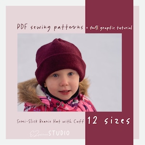 Puede incluir: Un patrón de costura PDF para un gorro semi-liso con puño. El patrón incluye 12 tallas y un tutorial gráfico completo. La imagen muestra a un niño usando un gorro burdeos.