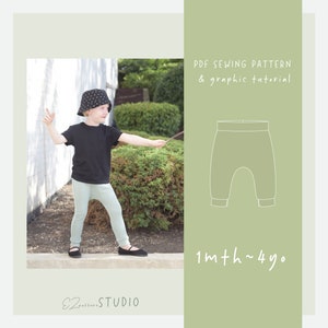 Puede incluir: Un patrón de costura PDF y un tutorial gráfico para hacer pantalones de bebé. El patrón es para tallas de 1 mes a 4 años. La imagen muestra a un niño usando los pantalones.