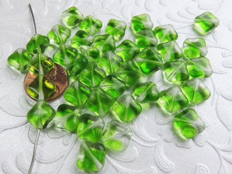 25 Beads Clouded Leaf Green and Crystal Clear Czech Diamond Beads Item 5143