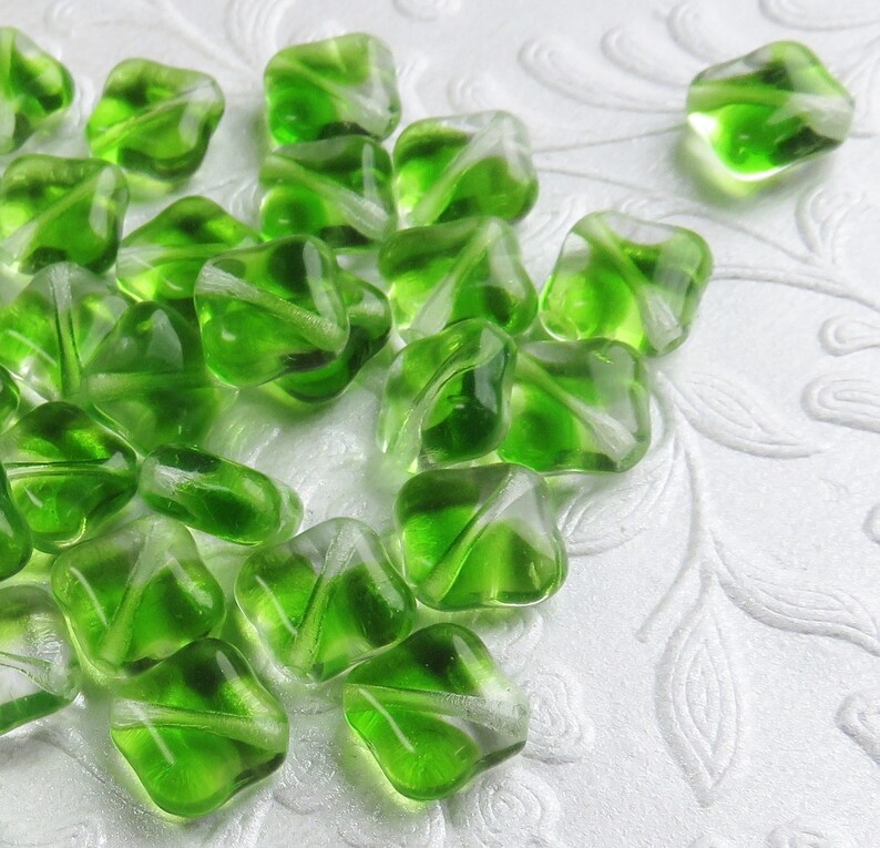 25 Beads Clouded Leaf Green and Crystal Clear Czech Diamond Beads Item 5143