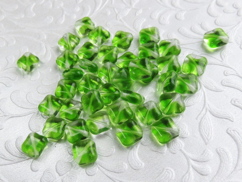 25 Beads Clouded Leaf Green and Crystal Clear Czech Diamond Beads Item 5143