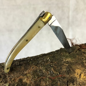 Couteau Laguiole pour dames élégant gravé « Le Sabot » des années 1970 avec manche en corne