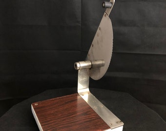 Grande affettatrice per baguette da mensa scolastica francese vintage degli anni '50 con lama affilata e dentellata su base in formica - Coupe Pain Ancien