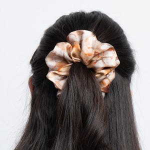 Seiden Scrunchie,100% Maulbeerseide,Accessoires,Handbemalt,Handgefertigt,Geschenk für sie,Haargummi,Seide Haargummi,Luxus Seiden Scrunchie
