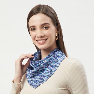 Pañuelo de seda 100 %, pañuelo para el cuello, bandana, pañuelo cuadrado, pañuelo de mujer, pañuelo para la cabeza, pintado a mano, regalo para ella, pañuelo azul, pañuelo único