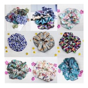 Könnte beinhalten: Sortiment an bunten gemusterten Haargummis. Die Haargummis sind aus Seide und haben verschiedene florale und abstrakte Designs.