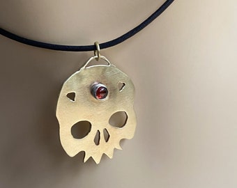 Messing Schädel Anhänger mit runden roten Granat Edelstein Gruselige Handwerker handgefertigte Schädel-Halskette