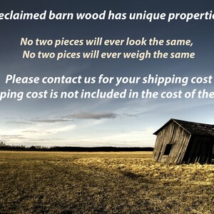 Pode incluir: Um celeiro de madeira desgastado, inclinado para um lado, fica em um campo de grama alta. O c&eacute;u &eacute; azul claro com nuvens brancas. O texto "Reclaimed barn wood has unique properties: No two pieces will ever look the same, No two pieces will ever weigh the same. Please contact us for your shipping cost. Shipping cost is not included in the cost of the item." &eacute; exibido na parte superior da imagem.