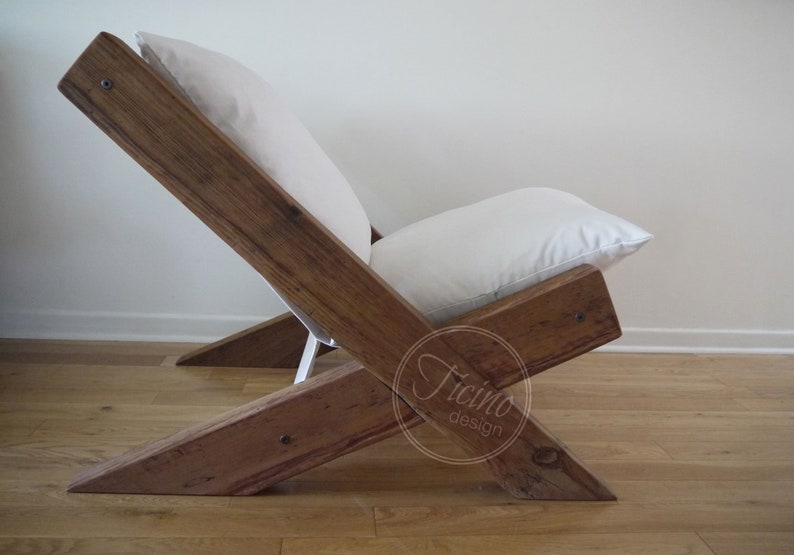 Handgjord loungestol i återvunnet ladugårdsträ med kuddar bild 3