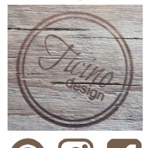 Pode incluir: Uma placa de madeira marrom com o texto "follow us on our social media platforms" e um logotipo que diz "Firma Design". Abaixo da placa est&atilde;o &iacute;cones para Pinterest, Instagram e Facebook.