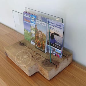 Expositor de brochuras em madeira reciclada e vidro. Suporte rústico para apresentações.