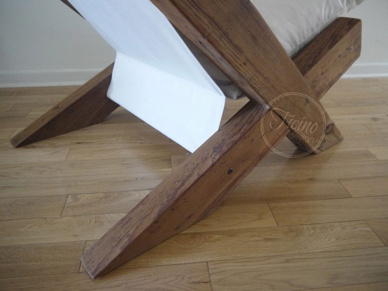 Handgjord loungestol i återvunnet ladugårdsträ med kuddar bild 4