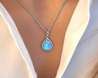 Collier avec pendentif opale, argent 925 et opale bleue de culture vibrante, forme de larme 10 x 8 mm, ferme à 16" et 18" Réf : AEP032