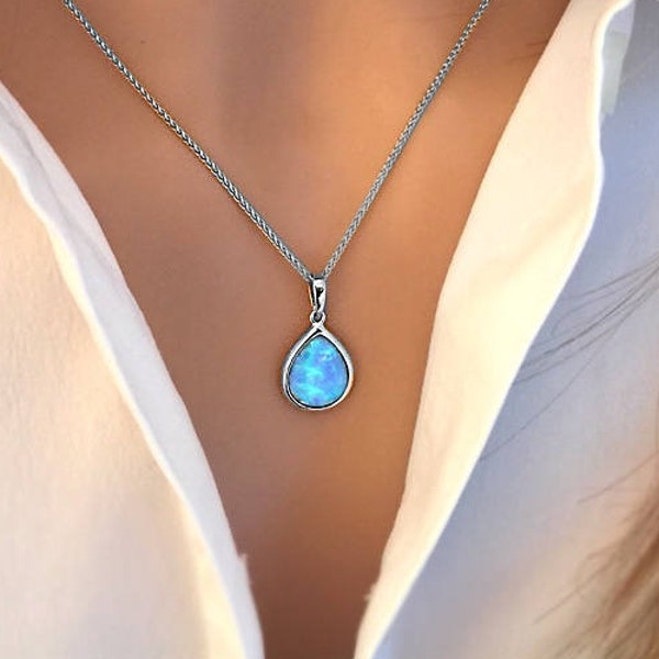 Collana con pendente in opale, argento 925 con vibrante opale blu coltivato, forma a goccia 10x8 mm, chiusura a 16" e 18". Rif: AEP032