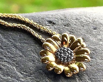 Perfectly Sculptured 9ct Gold Daisy Necklace, Floral Pendant Design, fastening at 16" and 18".  Ref: AEGP3001