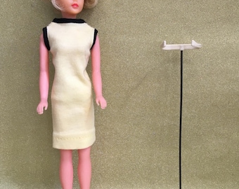 1963年製ヴィンテージ トレッシー人形：フォーマルガウン、赤いドレス