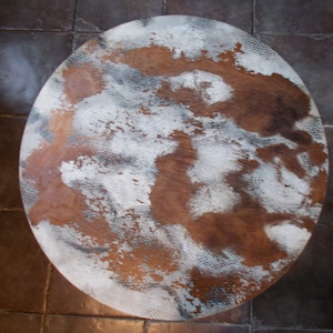 Mesa de centro con efecto piel de serpiente