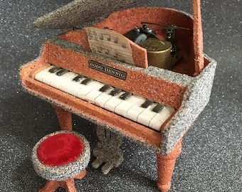 Piano de cola y taburete para casa de muñecas