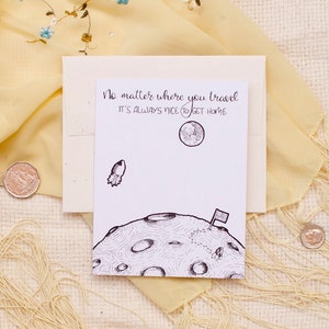 Biglietto d'auguri A2 - Luna e bandiera degli Stati Uniti con modulo di comando - Interno vuoto - Carta riciclata ecologica - Citazione di Neil Armstrong