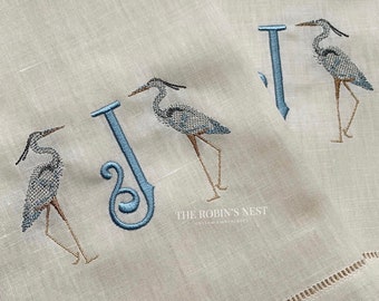 Héron bleu brodé monogrammé linge invité serviettes | Serviette d’invité en lin aigrette monogrammée