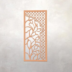 Pode incluir: Painel decorativo retangular cor de p&ecirc;ssego com intrincados desenhos recortados. O painel apresenta um padr&atilde;o floral e geom&eacute;trico, com um motivo floral central e uma borda em treli&ccedil;a. O design sim&eacute;trico &eacute; detalhado e visualmente atraente.