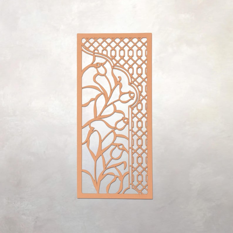 Pode incluir: Painel decorativo retangular cor de p&ecirc;ssego com intrincados desenhos recortados. O painel apresenta um padr&atilde;o floral e geom&eacute;trico, com um motivo floral central e uma borda em treli&ccedil;a. O design sim&eacute;trico &eacute; detalhado e visualmente atraente.