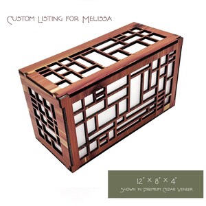 Peut inclure: Bo&icirc;te rectangulaire en bois avec un motif g&eacute;om&eacute;trique, pr&eacute;sent&eacute;e en placage de c&egrave;dre de qualit&eacute; sup&eacute;rieure. La bo&icirc;te mesure 30.5 cm de long, 20.3 cm de large et 10.2 cm de haut. Le texte "CUSTOM LISTING FOR MELISSA" est en haut.